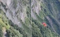 Zabilježen trenutak kada helikopter udara u stijenu