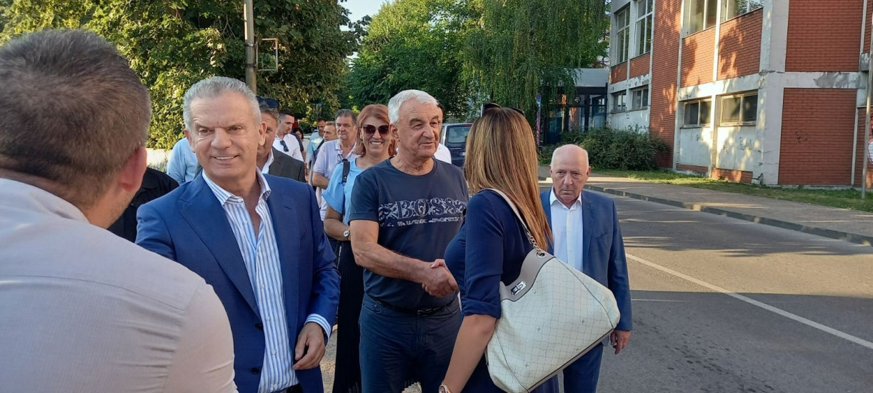 Lider SBB-a u šetnji Gračanicom pozdravljao se s građanima