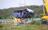 Video / U toku je izvlačenje poljskog autobusa nakon nesreće