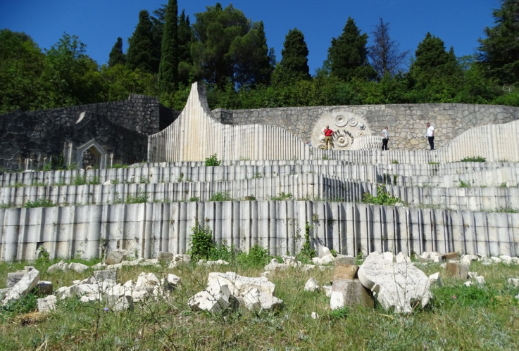 Partizansko spomen-groblje: Skoro svih 700 ploča razbijeno