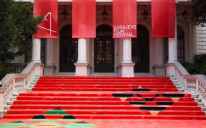 Crveni tepih postavljen ispred Narodnog pozorišta u Sarajevu 