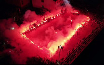 Prije finalne utakmice, tokom intoniranja himne BiH, navijači u Bužimu su priredili veliku bakljadu i vatromet