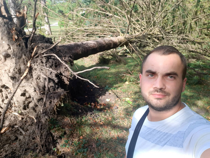 Boban Miladinović pored drveta ispod kojih su se nalazili žena i njen sin