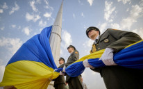 Pripadnici Počasne garde prisustvuju ceremoniji podizanja najveće ukrajinske državne zastave povodom obilježavanja Dana državne zastave, usred napada Rusije na Ukrajinu, u Kijevu