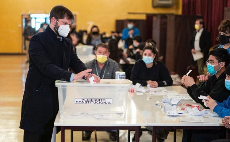 Predsjednik Čilea Gabriel Borić prilikom glasanja na referendumu