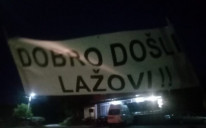 Plakat s porukom na ulasku u mjesto Podgora