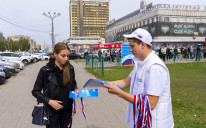 Na ulicama Luganska volonteri dijele materijal na kojem piše "Rusija je budućnost, učestvujte na referendumu"