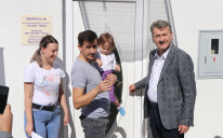 Porodica Kičina iz Tešnja uselila u svoj novi dom: Načelnik Hadžibajrić uručio ključeve novosagrađene kuće