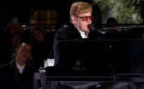 Elton Džon tokom nastupa 
