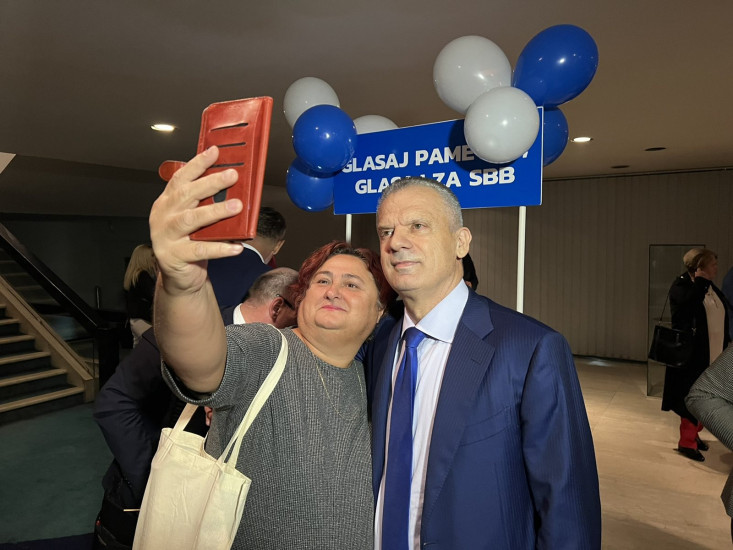 Numerous citizens took photos with SBB leader Fahrudin Radončić