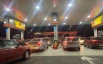 Kolona vozila na benzinskoj pumpi na Dobrinji prošle sedmice zbog jeftinijeg goriva