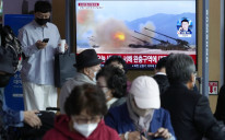 TV ekran prikazuje sliku vojne vježbe Sjeverne Koreje tokom informativnog programa na željezničkoj stanici u Seulu