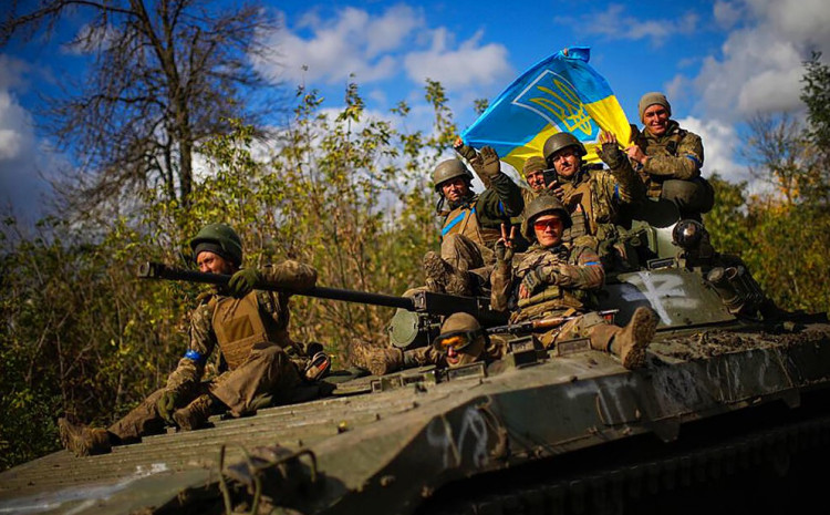 Ukrajinski vojnici sjede na oklopnom vozilu dok voze cestom između Iziuma i Lymana u Ukrajini, utorak 4. oktobra 2022.