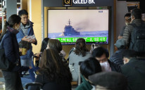TV ekran prikazuje sliku broda južnokorejske mornarice tokom informativnog programa na željezničkoj stanici u Seulu u Seulu, Južna Koreja