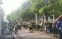 U toku je protest vatrogasaca ispred zgrade Vlade