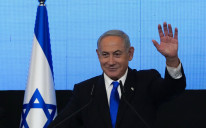 Benjamin Netanjahu, šef stranke Likud, maše svojim pristalicama nakon prvih rezultata izlazne ankete za izraelske parlamentarne izbore 