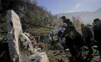 Brojne delegacije položile su danas cvijeće na spomen-obilježje Kazani iznad Sarajeva