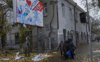 Stanovnici se okupljaju ispod bilborda pored ostataka ruskih postera u Hersonu, na jugu Ukrajine, 17. novembar