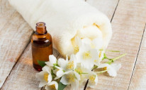 Jasmin je esencijalno ulje i ekstrakti mogu pomoći u vraćanju vlage na koži