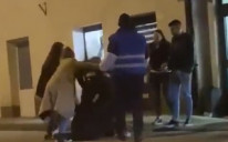 Kako se može vidjeti na videu jedan policajac je pretučen