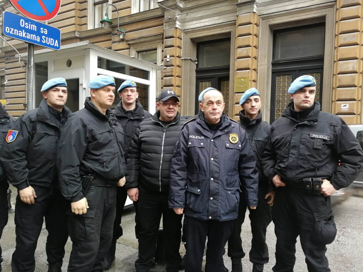 Pripadnici MUP-a KS, na čelu sa Sadikom Ećom ispred Kantonalnog suda Sarajevo
