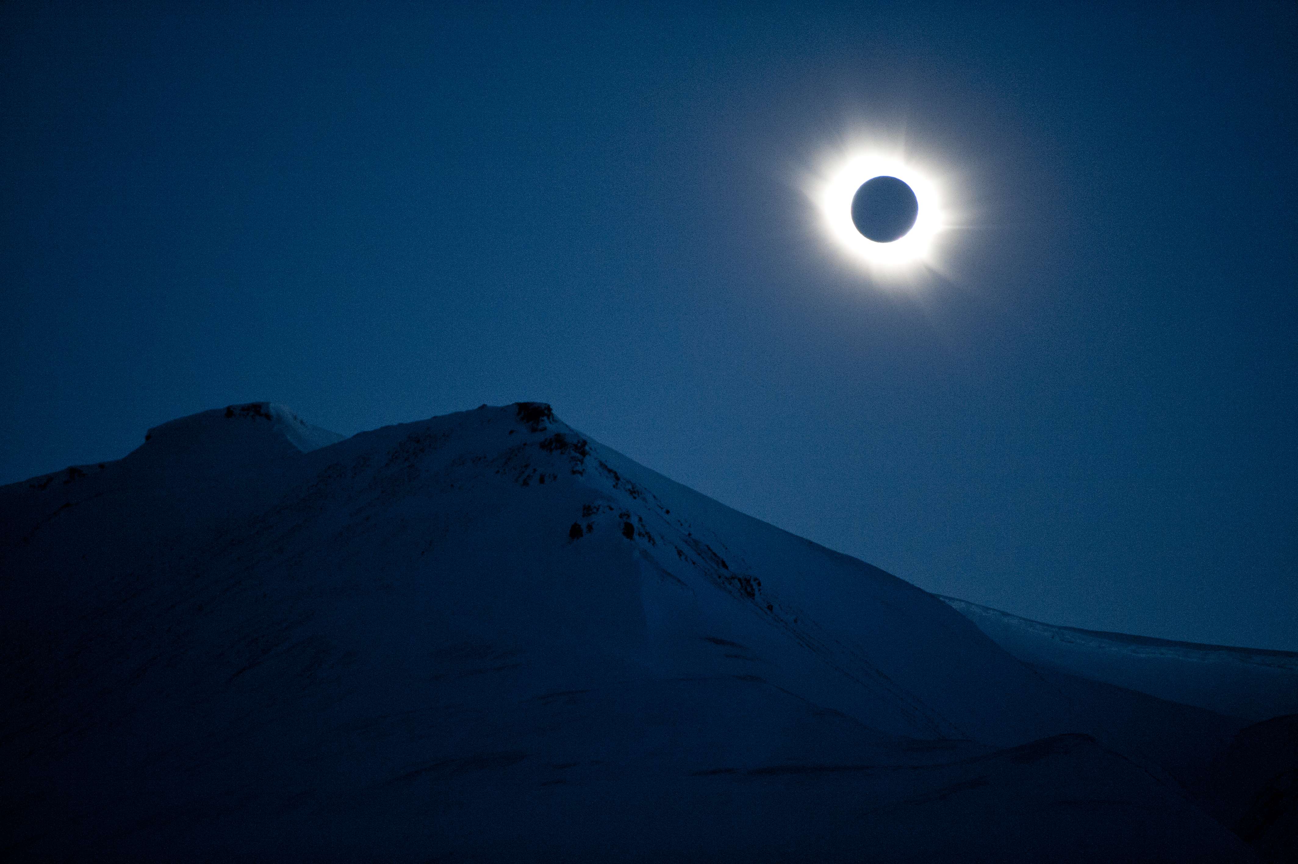 Full sunny. Солнечное затмение затмение. Solar Eclipse. Солнечное затмение Солнечная корона. Фотографии солнечного затмения.