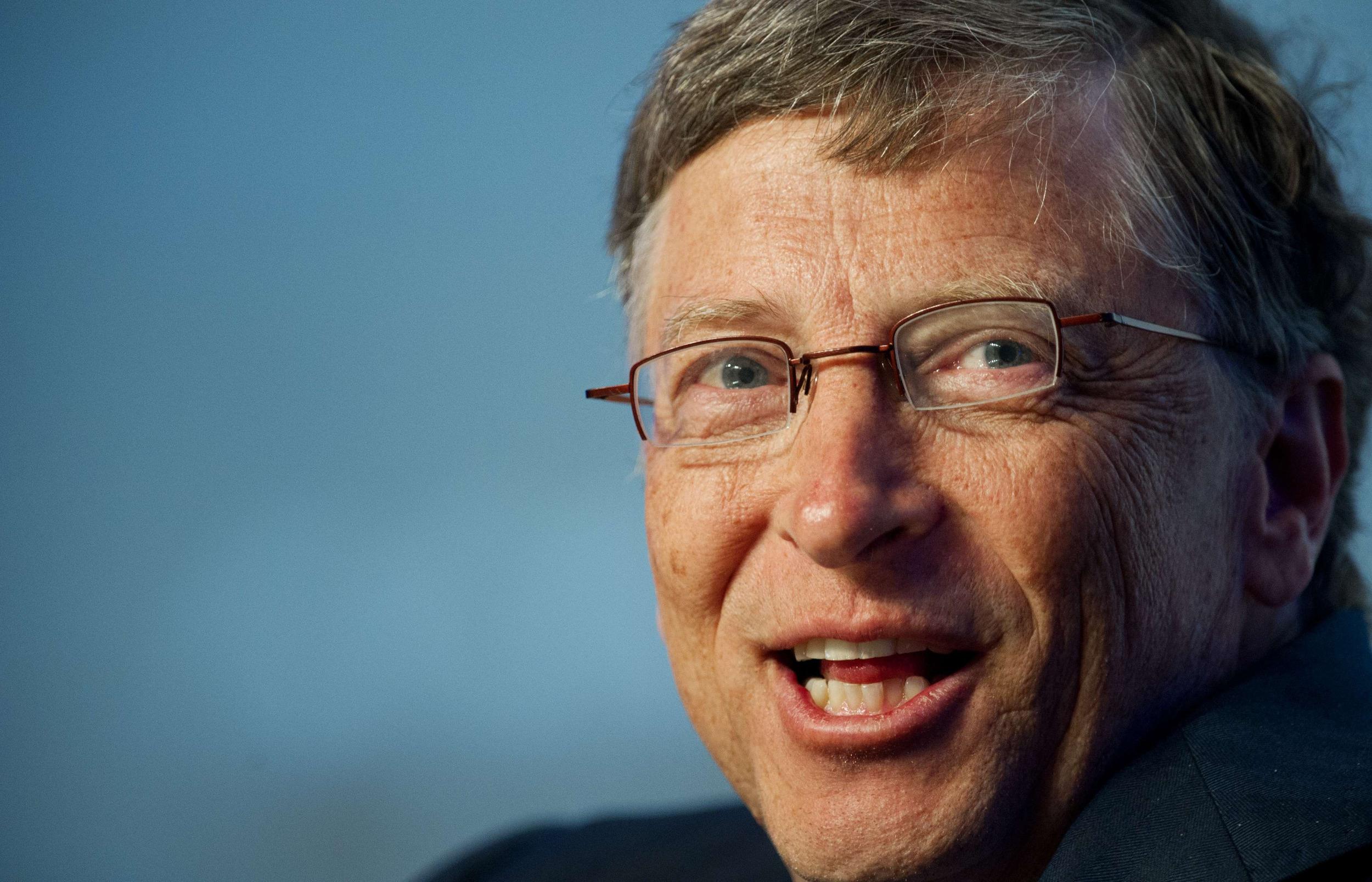Потратить деньги гейтса. Билл Гейтс. Билл Гейтс портрет. Билл Гейтс смеется. Билл Гейтс 2000 год.