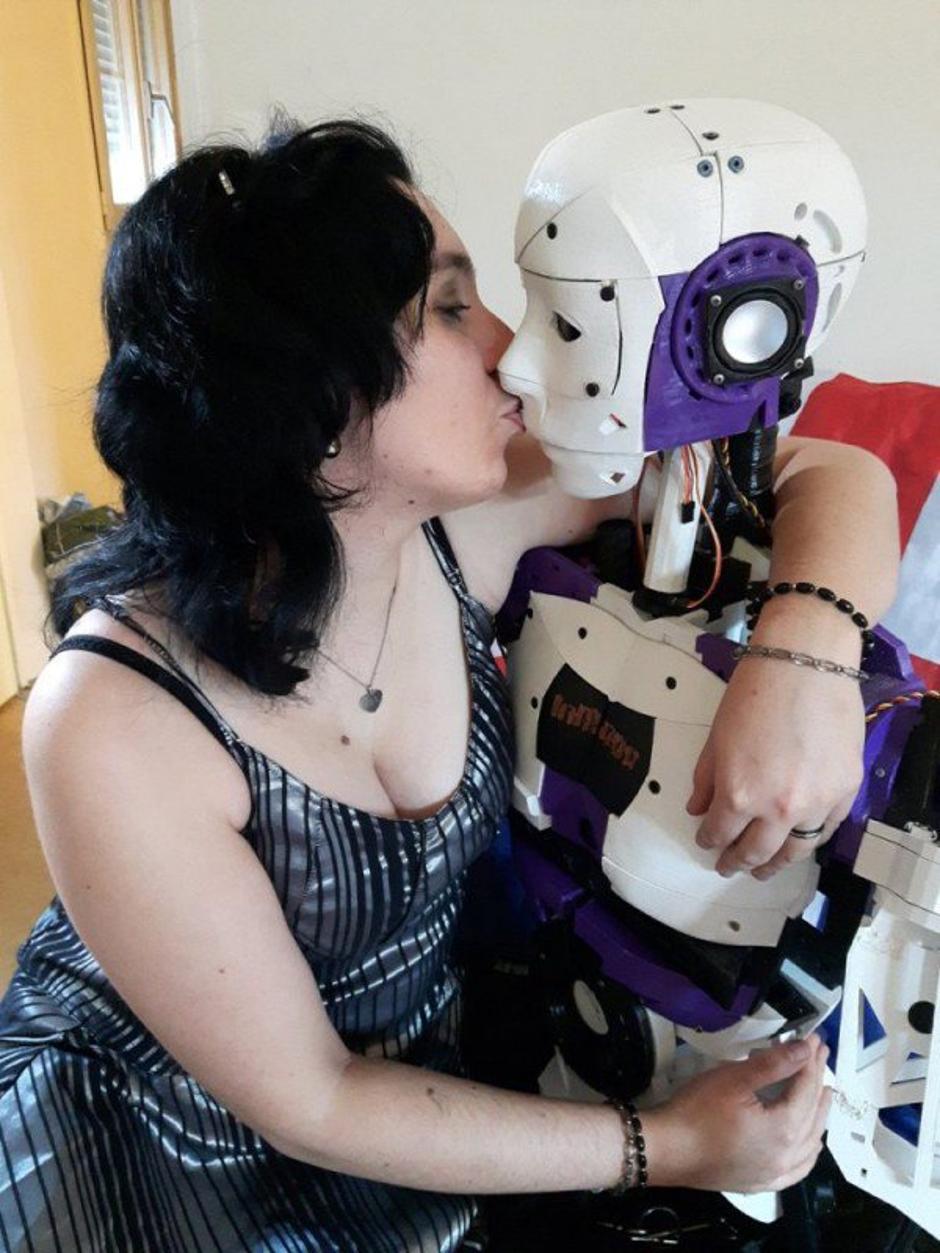 Любовь роботы 3 на русском. Женщина робот. Робот и человек любовь. Робот женщина для мужчин. Женщина робот для любви.