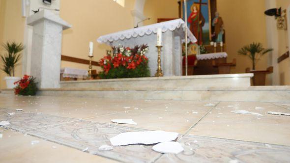 Oštećenja u crkvi - Avaz